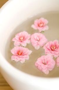 Schale mit rosafarbenen Blüten